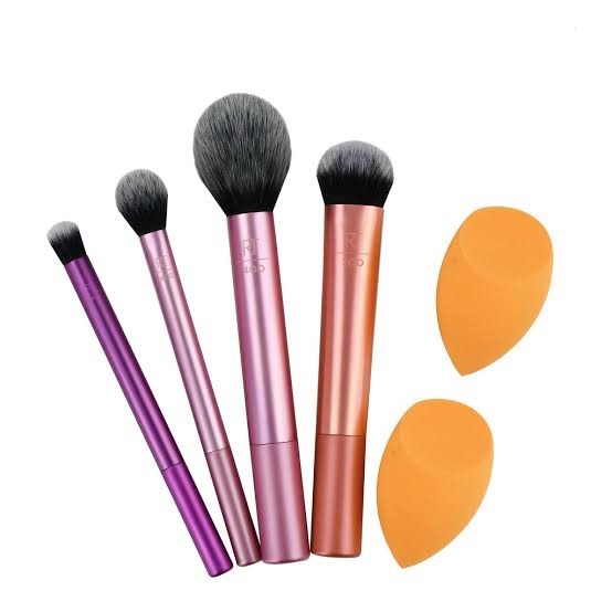 REAL TECHNIQUE EVERYDAY ESSENTIAL SET + BONUS SPONGE